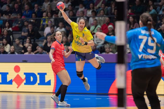 Brazil Czech Republic, IHF Womens Handball World Championship Kelly de Abreu Rosa Brazil, 77 has beaten Marketa Sustackova Czech Republic, 22 and throws at the goal of goalkeeper Sabrina Novotna Czech Republic, 79 Preliminary round match of the Womens Handball World Championship between Brazil and Czech Republic on November 29, 2025 at the Porsche Arena in Stuttgart , Stuttgart Baden Württemberg Germany Porsche Arena