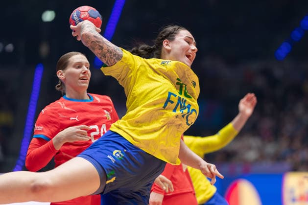 Brazil Czech Republic, IHF Womens Handball World Championship Marcela Santos Arounian Brazil, 36 ahead of Eliska Desortova Czech Republic, 24 Preliminary round match of the Womens Handball World Championship between Brazil and Czech Republic on November 29, 2025 at the Porsche Arena in Stuttgart , Stuttgart Baden Württemberg Germany Porsche Arena