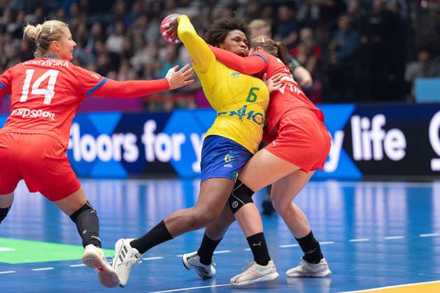 Brazil Czech Republic, IHF Womens Handball World Championship Mariana Christina Oliveira Fernandes Brazil, 6 is stopped by Julie Frankova Czech Republic, 34 Left Kamila Kordovska Czech Republic, 14 Preliminary round match of the Womens Handball World Championship between Brazil and Czech Republic on November 29, 2025 at the Porsche Arena in Stuttgart , Stuttgart Baden Württemberg Germany Porsche Arena