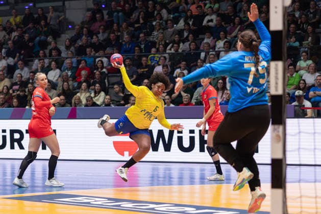 Brazil Czech Republic, IHF Womens Handball World Championship Between Valerie Smetkova Czech Republic, 35 and Dominika Zachova Czech Republic, 44 comes Mariana Christina Oliveira Fernandes Brazil, 6 to throw on the goal of goalkeeper Sabrina Novotna Czech Republic, 79 Preliminary round match of the Womens Handball World Championship between Brazil and Czech Republic on November 29, 2025 at the Porsche Arena in Stuttgart , Stuttgart Baden Württemberg Germany Porsche Arena