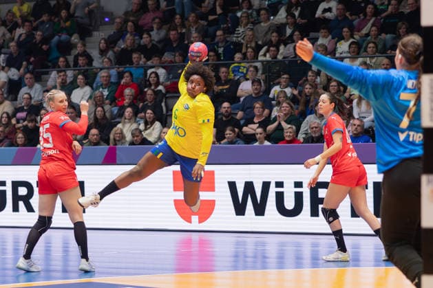 Brazil Czech Republic, IHF Womens Handball World Championship Between Valerie Smetkova Czech Republic, 35 and Dominika Zachova Czech Republic, 44 comes Mariana Christina Oliveira Fernandes Brazil, 6 to throw on the goal of goalkeeper Sabrina Novotna Czech Republic, 79 Preliminary round match of the Womens Handball World Championship between Brazil and Czech Republic on November 29, 2025 at the Porsche Arena in Stuttgart , Stuttgart Baden Württemberg Germany Porsche Arena