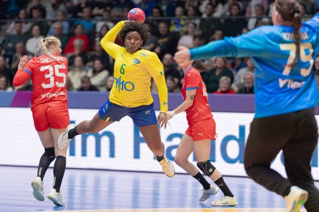 Brazil Czech Republic, IHF Womens Handball World Championship Between Valerie Smetkova Czech Republic, 35 and Dominika Zachova Czech Republic, 44 comes Mariana Christina Oliveira Fernandes Brazil, 6 to throw on the goal of goalkeeper Sabrina Novotna Czech Republic, 79 Preliminary round match of the Womens Handball World Championship between Brazil and Czech Republic on November 29, 2025 at the Porsche Arena in Stuttgart , Stuttgart Baden Württemberg Germany Porsche Arena