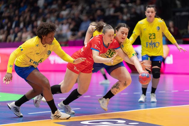 Brazil Czech Republic, IHF Womens Handball World Championship Marketa Sustackova Czech Republic, 22 and Marcela Santos Arounian Brazil, 36 fight for the ball at the circle, left Mariana Christina Oliveira Fernandes Brazil, 6 , right Giulia Guarieiro Brazil, 23 Preliminary round match of the Womens Handball World Championship between Brazil and Czech Republic on November 29, 2025 at the Porsche Arena in Stuttgart , Stuttgart Baden Württemberg Germany Porsche Arena