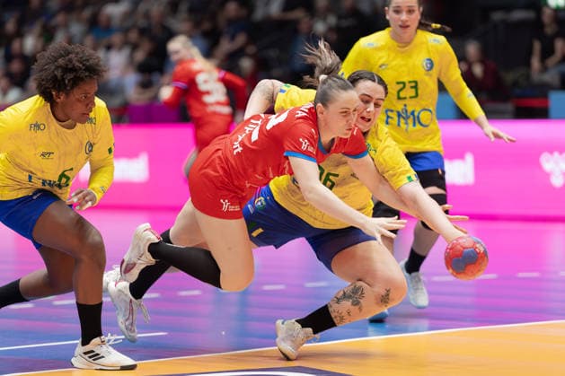 Brazil Czech Republic, IHF Womens Handball World Championship Marketa Sustackova Czech Republic, 22 and Marcela Santos Arounian Brazil, 36 fight for the ball at the circle, left Mariana Christina Oliveira Fernandes Brazil, 6 , right Giulia Guarieiro Brazil, 23 Preliminary round match of the Womens Handball World Championship between Brazil and Czech Republic on November 29, 2025 at the Porsche Arena in Stuttgart , Stuttgart Baden Württemberg Germany Porsche Arena