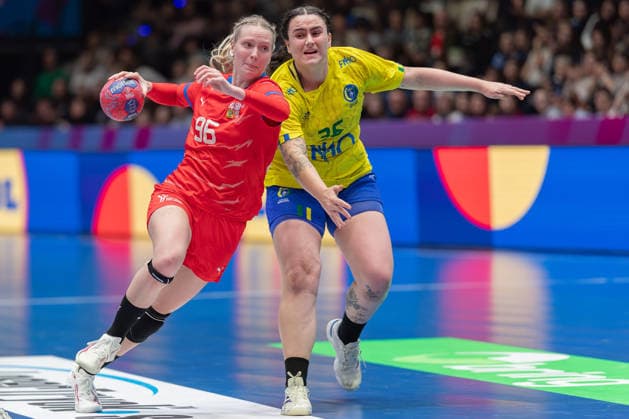 Brazil Czech Republic, IHF Womens Handball World Championship Charlotte Cholevova Czech Republic, 96 against Marcela Santos Arounian Brazil, 36 preliminary round match of the Womens Handball World Championship between Brazil and Czech Republic on November 29, 2025 at the Porsche Arena in Stuttgart , Stuttgart Baden Württemberg Germany Porsche Arena