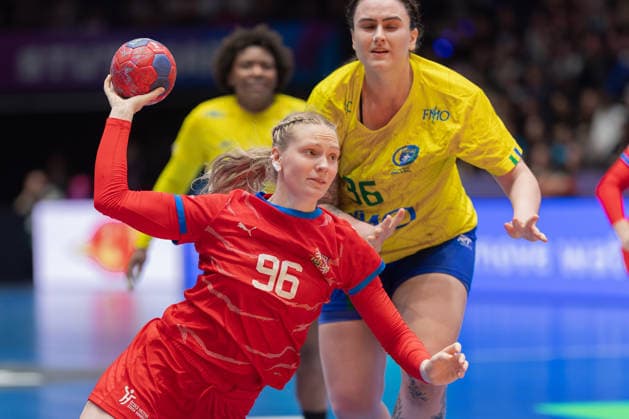 Brazil Czech Republic, IHF Womens Handball World Championship Charlotte Cholevova Czech Republic, 96 ahead of Marcela Santos Arounian Brazil, 36 Preliminary round match of the Womens Handball World Championship between Brazil and Czech Republic on November 29, 2025 at the Porsche Arena in Stuttgart , Stuttgart Baden Württemberg Germany Porsche Arena