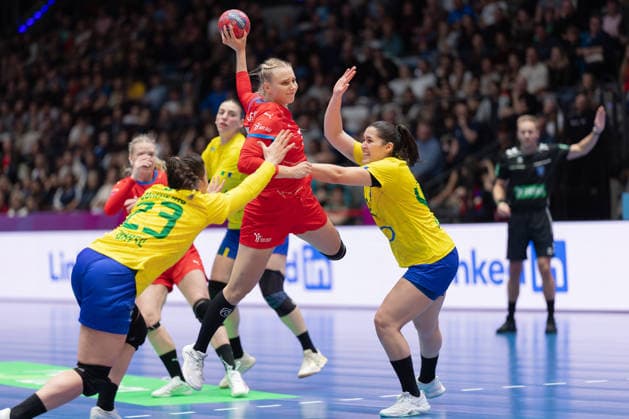 Brazil Czech Republic, IHF Womens Handball World Championship Valerie Smetkova Czech Republic, 35 against Giulia Guarieiro Brazil, 23 and Jhennifer Rosa Lopes dos Santos Brazil, 42 Preliminary round match of the Womens Handball World Championship between Brazil and Czech Republic on November 29, 2025 at the Porsche Arena in Stuttgart , Stuttgart Baden Württemberg Germany Porsche Arena