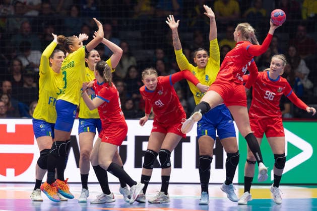 Brazil Czech Republic, IHF Womens Handball World Championship Valerie Smetkova Czech Republic, 35 fails against the Brazilian defensive wall Preliminary round match of the Womens Handball World Championship between Brazil and Czech Republic on November 29, 2025 at the Porsche Arena in Stuttgart , Stuttgart Baden Württemberg Germany Porsche Arena