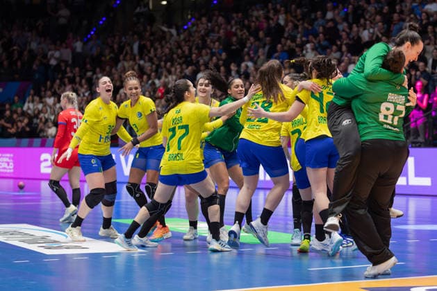 Brazil Czech Republic, IHF Womens Handball World Championship Brazils players cheer after the victory against the Czech Republic Preliminary round match of the Womens Handball World Championship between Brazil and the Czech Republic on November 29, 2025 at the Porsche Arena in Stuttgart , Stuttgart Baden Württemberg Germany Porsche Arena