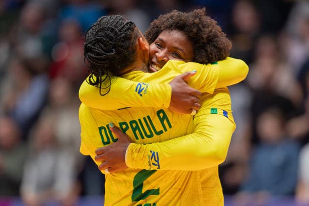 Brazil Czech Republic, IHF Womens Handball World Championship Hug between Bruna De Paula Brazil, 2 and Mariana Christina Oliveira Fernandes Brazil, 6 Preliminary round match of the Womens Handball World Championship between Brazil and Czech Republic on November 29, 2025 at the Porsche Arena in Stuttgart , Stuttgart Baden Württemberg Germany Porsche Arena