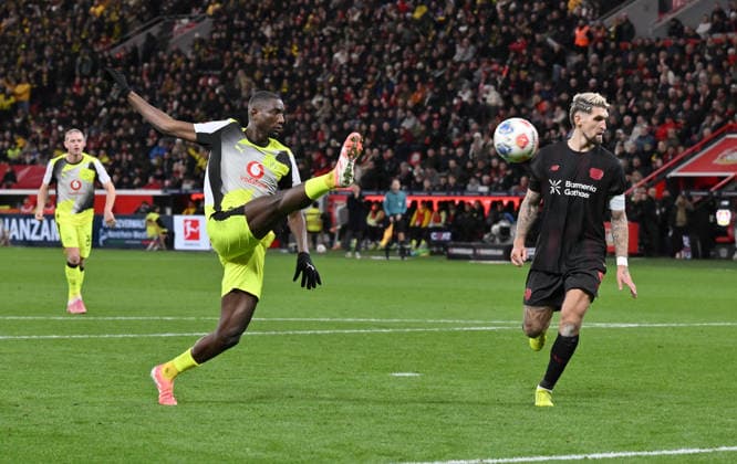 Serhou Guirassy Borussia Dortmund , Robert Andrich Bayer 04 Leverkusen , v li 29 11 2025, Soccer 1 Bundesliga, Season 2025 2026, 12 Matchday, Bayer 04 Leverkusen Borussia Dortmund 1 2 DFL regulations prohibit any use of photographs as image sequences and or quasi video Leverkusen BayArena Nordrhein Westfalen Germany Team2