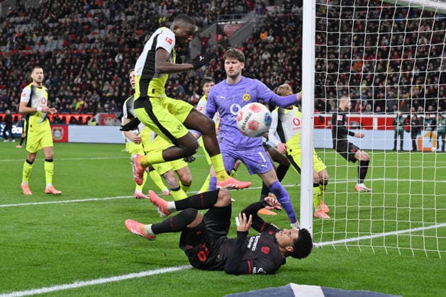 Serhou Guirassy Borussia Dortmund , Malik Tillman Bayer 04 Leverkusen , Goalkeeper Gregor Kobel Borussia Dortmund , v li 29 11 2025, Football 1 Bundesliga, Season 2025 2026, Matchday 12, Bayer 04 Leverkusen Borussia Dortmund 1 2 DFL regulations prohibit any use of photographs as image sequences and or quasi video Leverkusen BayArena Nordrhein Westfalen Germany Team2