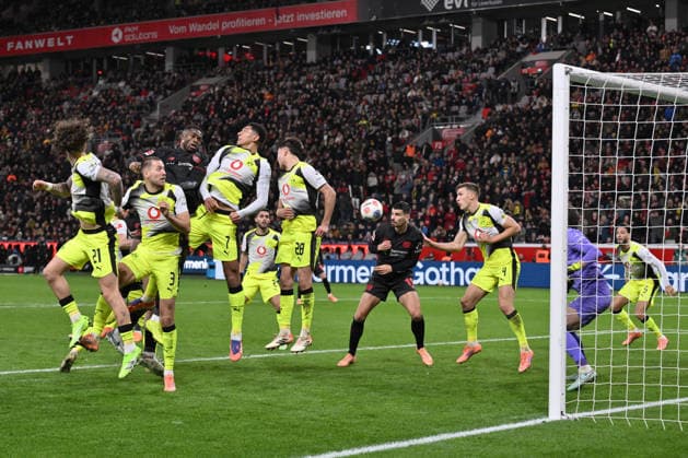 Nico Schlotterbeck Borussia Dortmund , Martin Terrier Bayer 04 Leverkusen , Aaron Anselmino Borussia Dortmund , Aaron Anselmino, Jobe Bellingham Borussia Dortmund , Christian Kofane Bayer 04 Leverkusen , Waldemar Anton Borussia Dortmund , center v r , im Strafraum 29 11 2025, Fußball 1 Bundesliga, Saison 2025 2026, 12 Spieltag, Bayer 04 Leverkusen Borussia Dortmund 1 2 DFL regulations prohibit any use of photographs as image sequences and or quasi video Leverkusen BayArena Nordrhein Westfalen Germany Team2
