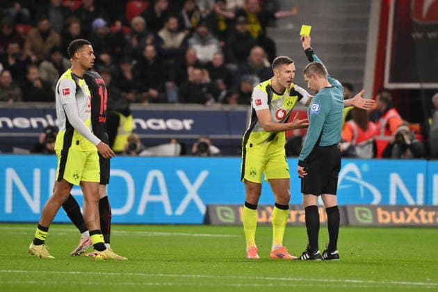 Nico Schlotterbeck Borussia Dortmund is shown a yellow card by referee Tobias Welz 29 11 2025, Football 1 Bundesliga, Season 2025 2026, Matchday 12, Bayer 04 Leverkusen Borussia Dortmund 1 2 DFL regulations prohibit any use of photographs as image sequences and or quasi video Leverkusen BayArena Nordrhein Westfalen Germany Team2