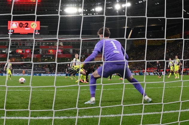 Christian Kofane Bayer 04 Leverkusen , center back, scores the goal for 1 2, front goalkeeper Gregor Kobel Borussia Dortmund , left Nico Schlotterbeck Borussia Dortmund 29 11 2025, Soccer 1 Bundesliga, Season 2025 2026, Matchday 12, Bayer 04 Leverkusen Borussia Dortmund 1 2 DFL regulations prohibit any use of photographs as image sequences and or quasi video Leverkusen BayArena Nordrhein Westfalen Germany Team2