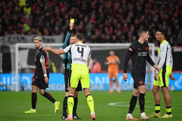 Referee Tobias Welz shows Nico Schlotterbeck Borussia Dortmund a yellow card 29 11 2025, Soccer 1 Bundesliga, Season 2025 2026, Matchday 12, Bayer 04 Leverkusen Borussia Dortmund 1 2 DFL regulations prohibit any use of photographs as image sequences and or quasi video Leverkusen BayArena Nordrhein Westfalen Germany Team2