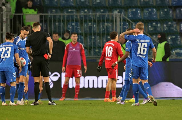 29 11 2025 Soccer season 2025 2026 2 Soccer Bundesliga 14 Matchday 1 FC Magdeburg FCM 1 FC Nuremberg FCN Club Sportfoto Zink DaMa xdaxmax DFL regulations prohibit any use of photographs as image sequences and or quasi video only for editorial use Rafael Lubach 18, 1 FC Nuremberg FCN leaves the pitch disappointed disappointment after yellow red yellow red yellow red red card