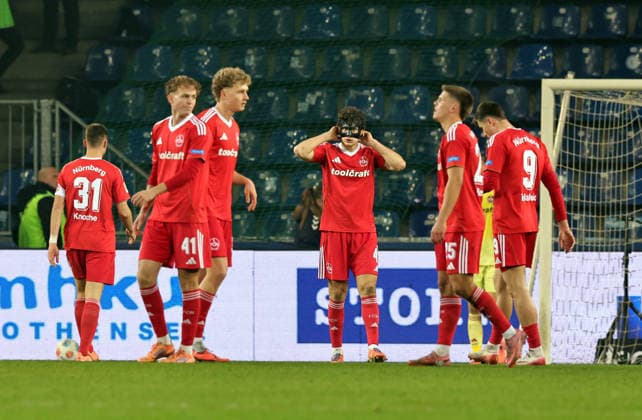 29 11 2025 Soccer season 2025 2026 2 Soccer Bundesliga 14 Matchday 1 FC Magdeburg FCM 1 FC Nürnberg FCN Club Sportfoto Zink DaMa xdaxmax DFL regulations prohibit any use of photographs as image sequences and or quasi video only for editorial use Robin Knoche 31, 1 FC Nürnberg FCN Piet Scobel 39, 1 FC Nürnberg FCN Eric Porstner 41, 1 FC Nürnberg FCN Fabio Gruber 4, 1 FC Nürnberg FCN Finn Ole Becker 25, 1 FC Nürnberg FCN Semir Telalovic 9, 1 FC Nürnberg FCN disappointed disappointment