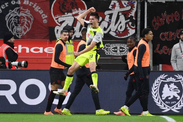 Cheers Aaron Anselmino Borussia Dortmund , Aaron Anselmino 0 1 29 11 2025, Soccer 1 Bundesliga, Season 2025 2026, 12 Matchday, Bayer 04 Leverkusen Borussia Dortmund 1 2 DFL regulations prohibit any use of photographs as image sequences and or quasi video Leverkusen BayArena Nordrhein Westfalen Germany Team2