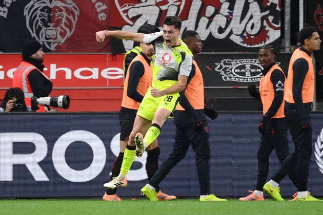 Cheers Aaron Anselmino Borussia Dortmund , Aaron Anselmino 0 1 29 11 2025, Soccer 1 Bundesliga, Season 2025 2026, 12 Matchday, Bayer 04 Leverkusen Borussia Dortmund 1 2 DFL regulations prohibit any use of photographs as image sequences and or quasi video Leverkusen BayArena Nordrhein Westfalen Germany Team2