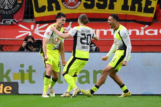 Cheers 0 1 Aaron Anselmino Borussia Dortmund , Aaron Anselmino, Marcel Sabitzer Borussia Dortmund , Felix Nmecha Borussia Dortmund , v li 29 11 2025, Football 1 Bundesliga, Season 2025 2026, Matchday 12, Bayer 04 Leverkusen Borussia Dortmund 1 2 DFL regulations prohibit any use of photographs as image sequences and or quasi video Leverkusen BayArena Nordrhein Westfalen Germany Team2