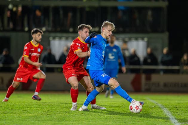 Soccer, Regionalliga Nord, BW Lohne Bremer SV, 21 Matchday, Season 2025 2026, 29 11 2025 Pelle Hoppe Blau Weiss Lohne 10 with Justin Gröger Bremer SV 2 , Lohne Heinz Dettmer Stadion Niedersachsen Germany