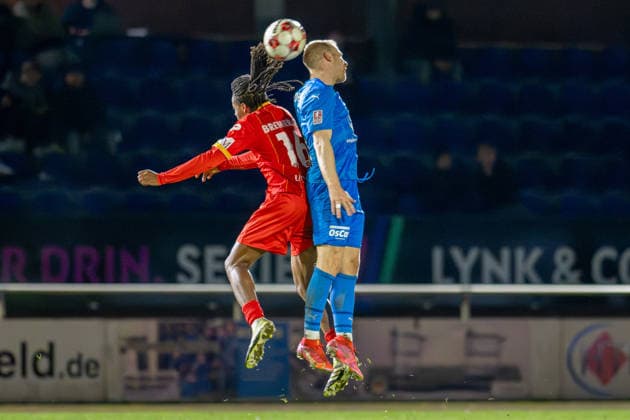Football, Regionalliga Nord, BW Lohne Bremer SV, 21 Matchday, Season 2025 2026, 29 11 2025 Ken Tchouangue Bremer SV 16 with Thorsten Tönnies Blau Weiss Lohne 21 , Lohne Heinz Dettmer Stadion Niedersachsen Germany