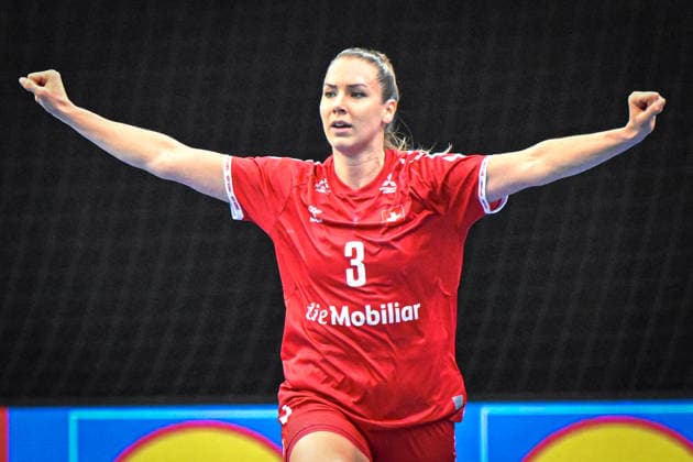 Netherlands, Handball, Womens World Championship 2025, Switzerland vs Senegal, 29 11 2025, Maaspoort Sports Events, s Hertogenbosch, Netherlands, Kerstin Kündig Switzerland, 3 cheers with outstretched arms Copyright: xMarkusxVerwimpx