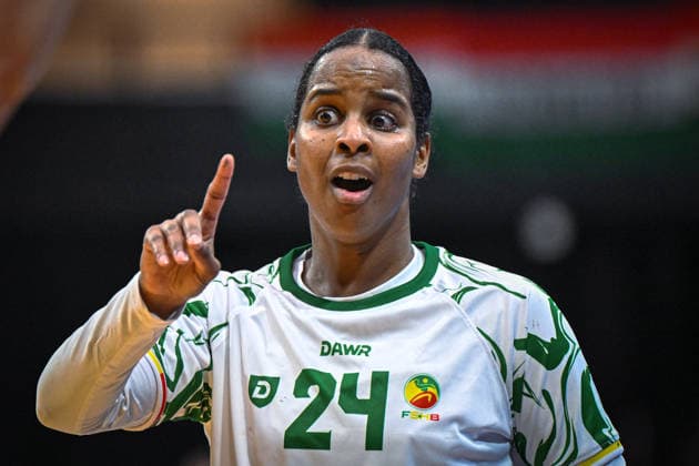 Netherlands, Handball, Womens World Championship 2025, Switzerland vs Senegal, 29 11 2025, Maaspoort Sports Events, s Hertogenbosch, Netherlands, Dounia Abdourahim Senegal, 24 appeals a decision by the referees Copyright: xMarkusxVerwimpx
