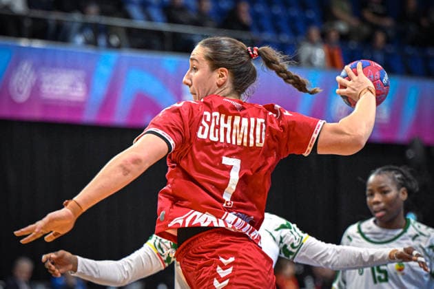 Netherlands, Handball, Womens World Championship 2025, Switzerland vs Senegal, 29 11 2025, Maaspoort Sports Events, s Hertogenbosch, Netherlands, Tabea Schmid Switzerland, 7 on goal throw Copyright: xMarkusxVerwimpx