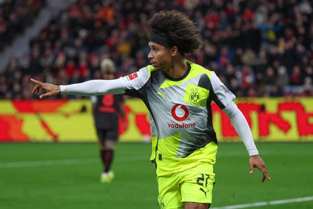1 Bundesliga Bayer 04 Leverkusen Borussia Dortmund on 29 11 2025 in the BayArena in Leverkusen Cheering, goal celebration, goal scorer, goal scorer Serhou Guirassy Dortmund 9 cheers after his goal to make it 0 to 2 MH