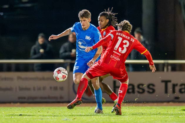 Soccer, Regionalliga Nord, BW Lohne Bremer SV, 21 Matchday, Season 2025 2026, 29 11 2025 Luca Zander Blau Weiss Lohne 4 between Justin Bretgeld Bremer SV 13 and Ken Tchouangue Bremer SV 16 , Lohne Heinz Dettmer Stadion Niedersachsen Germany