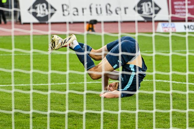 GER, 3 Liga, SSV Ulm 1846 vs TSV 1860 Munich 29 11 2025, Donaustadion, Ulm, GER, 3 Liga, SSV Ulm 1846 vs TSV 1860 Munich, in picture Siemen Voet Muenchen, 3 , Rolle rueckwaerts nordphotoxGmbHx xHafner nph00200