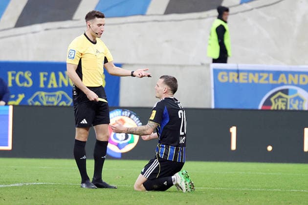 29 11 2025, xrekx, Fussball 3 Liga, 1 FC Saarbruecken Rot Weiss Essen v l Referee Referee Eric Weisbach Florian Pick 1 FC Saarbruecken has received a yellow card DFL DFB REGULATIONS PROHIBIT ANY USE OF PHOTOGRAPHS as IMAGE SEQUENCES and or QUASI VIDEO Saarbruecken
