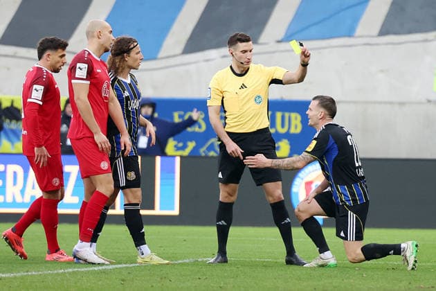29 11 2025, xrekx, Fussball 3 Liga, 1 FC Saarbruecken Rot Weiss Essen v l Referee Referee Eric Weisbach Florian Pick 1 FC Saarbruecken has received a yellow card DFL DFB REGULATIONS PROHIBIT ANY USE OF PHOTOGRAPHS as IMAGE SEQUENCES and or QUASI VIDEO Saarbruecken