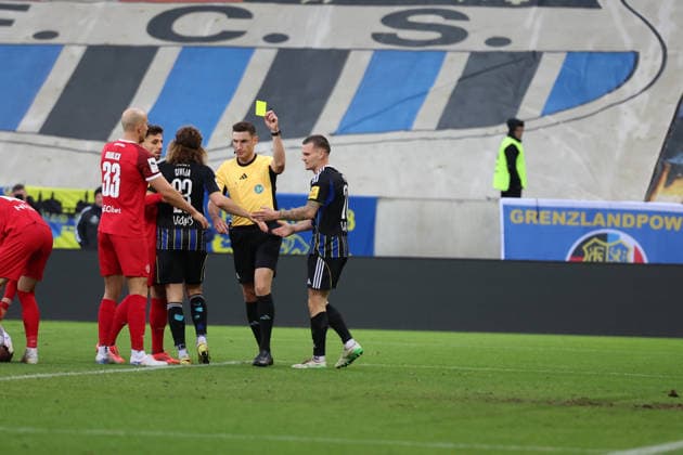 29 11 2025, xrekx, Fussball 3 Liga, 1 FC Saarbruecken Rot Weiss Essen v l Referee Referee Eric Weisbach Florian Pick 1 FC Saarbruecken has received a yellow card DFL DFB REGULATIONS PROHIBIT ANY USE OF PHOTOGRAPHS as IMAGE SEQUENCES and or QUASI VIDEO Saarbruecken