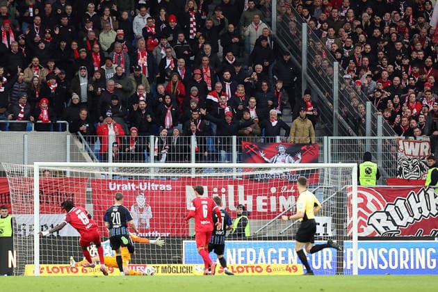 29 11 2025, xrekx, Fußball 3 Liga, 1 FC Saarbruecken Rot Weiss Essen v l Goal shot for the 2 3 winning goal by Franci Bouebari Rot Weiss Essen DFL DFB REGULATIONS PROHIBIT ANY USE OF PHOTOGRAPHS as IMAGE SEQUENCES and or QUASI VIDEO Saarbruecken