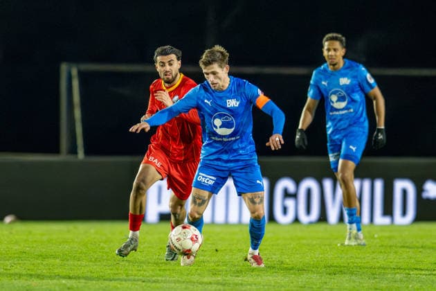 Football, Regionalliga Nord, BW Lohne Bremer SV, 21 Matchday, Season 2025 2026, 29 11 2025 Jakub Westendorf Blau Weiss Lohne 16 with Leon Gino Schmidt Bremer SV 7 , Lohne Heinz Dettmer Stadion Niedersachsen Germany