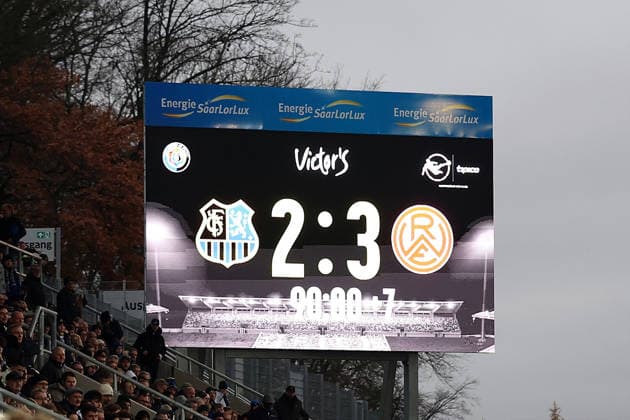29 11 2025, xrekx, Fußball 3 Liga, 1 FC Saarbruecken Rot Weiss Essen v l Scoreboard, Videowall, Scoreboard, Info, Werbung Nachspielzeit 7 Minuten DFL DFB REGULATIONS PROHIBIT ANY USE OF PHOTOGRAPHS as IMAGE SEQUENCES and or QUASI VIDEO Saarbruecken