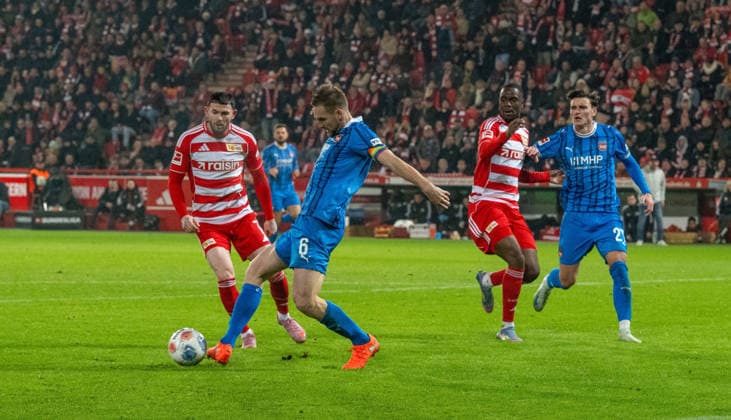 Fußball, Herren, Saison 2025 2026, 1. Bundesliga (12. Spieltag), 1. FC Union Berlin - 1. FC Heidenheim (1:2), v. l. Oliver Burke (1. FC Union Berlin), Patrick Mainka (1. FC Heidenheim), Ilyas Ansah (1. FC Union), Thomas Keller (1. FC Heidenheim), 29.11.2025, Copyright: xMatthiasxKochx