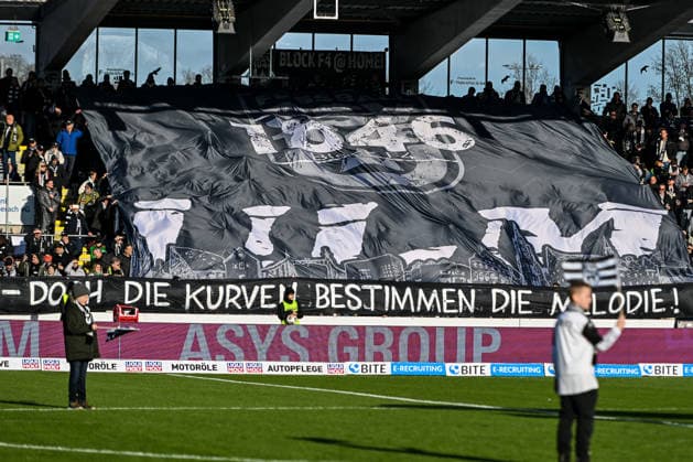 GER, 3 Liga, SSV Ulm 1846 vs TSV 1860 Munich 29 11 2025, Donaustadion, Ulm, GER, 3 Liga, SSV Ulm 1846 vs TSV 1860 Munich, in the picture coordinated fan protests before the start of the match against planned security measures of the conference of interior ministers IMK not only in the fan curves but also on the back straight, banner with the inscription doch die Kurven bestimmen die Melodie nordphotoxGmbHx xHafner nph00200