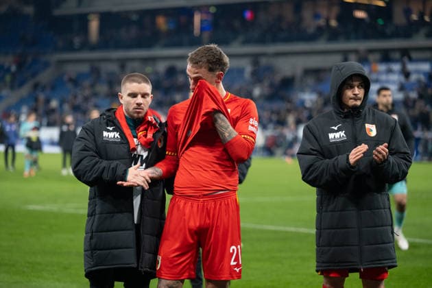 Disappointment after the end of the game, frustration at Phillip Tietz FC Augsburg, 21 , Fabian Rieder FC Augsburg, 32 GER, TSG 1899 Hoffenheim vs FC Augsburg, Football, Men, 1 Bundesliga, Matchday 12, Season 2025 2026, 29 11 2025, DFL DFB REGULATES PROHIBIT ANY USE OF PHOTOGRAPHS AS IMAGE SEQUENCES AND OR QUASI VIDEO, GER, TSG 1899 Hoffenheim vs FC Augsburg, Football, Men, 1 Bundesliga, Matchday 12, Season 2025 2026, 29 11 2025 Sinsheim Copyright: xEibner-Pressefoto WolfgangxFrankx EP_WFK