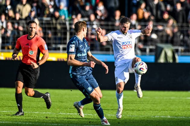GER, 3 Liga, SSV Ulm 1846 vs TSV 1860 Munich 29 11 2025, Donaustadion, Ulm, GER, 3 Liga, SSV Ulm 1846 vs TSV 1860 Munich, in picture Referee Leonidas Exuzidis, Siemen Voet Muenchen, 3 , Dennis Chessa SSV Ulm, 11 nordphotoxGmbHx xHafner nph00200