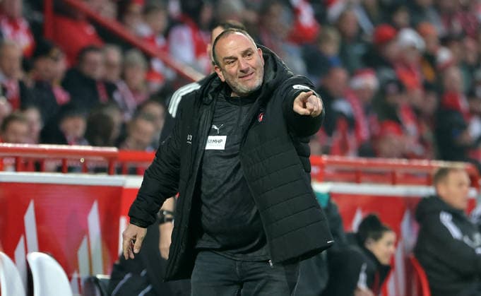 Coach Frank Schmidt gives instructions Single image Crop action Sport Football Soccer Bundesliga Men DFL 12 Matchday Season 2025 2026 29 11 2025 1 FC Union Berlin FCU vs 1 FC Heidenheim FCH DFL regulations prohibit any use of photographs as image sequences and or quasi video