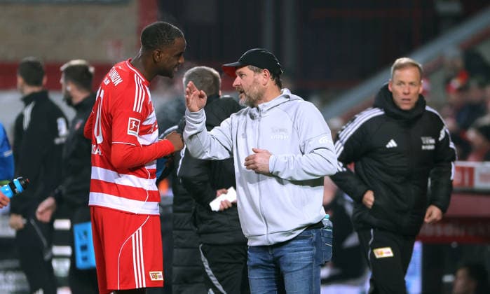 Coach Steffen Baumgart talks to Ilyas Ansah, Co Coach Kevin McKenna Sport Football Soccer Bundesliga Men DFL 12 Matchday Season 2025 2026 29 11 2025 1 FC Union Berlin FCU vs 1 FC Heidenheim FCH DFL regulations prohibit any use of photographs as image sequences and or quasi video
