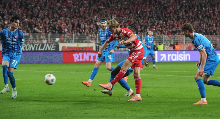 Tom Rothe shoots, Omar Traore duel Match scene Action Sport Football Soccer Bundesliga Men DFL 12 Matchday Season 2025 2026 29 11 2025 1 FC Union Berlin FCU vs 1 FC Heidenheim FCH DFL regulations prohibit any use of photographs as image sequences and or quasi video