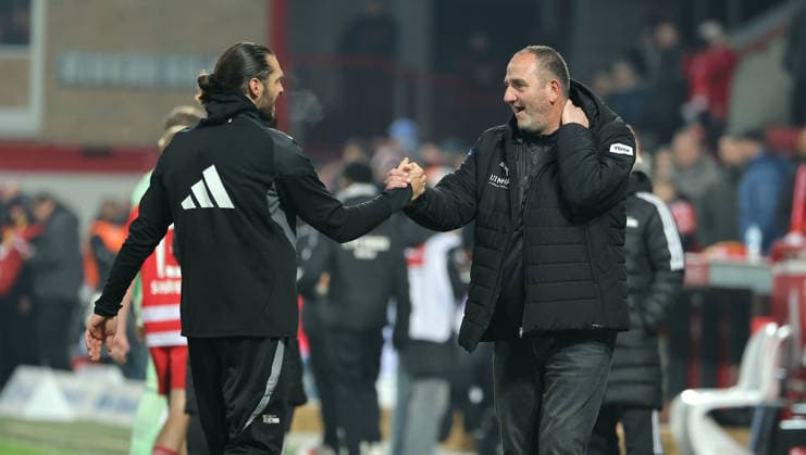 Christopher Trimmel congratulates coach Frank Schmidt after the end of the match Sport Football Soccer Bundesliga Men DFL 12 Matchday Season 2025 2026 29 11 2025 1 FC Union Berlin FCU vs 1 FC Heidenheim FCH DFL regulations prohibit any use of photographs as image sequences and or quasi video