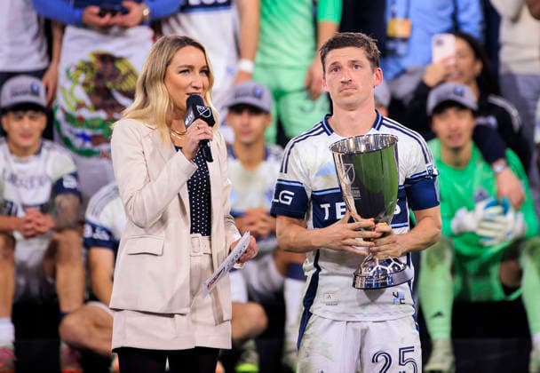 November 29, 2025, San Diego, California, USA: Ryan Gauld 25 of the Vancouver Whitecaps receives the trophy after winning the Audi 2025 MLS, Fussball Herren, USA Cup Playoffs Western Conference Final match against the San Diego FC on Saturday November 29, 2025 at Snapdragon Stadium in San Diego, California. JAVIER ROJAS PI San Diego USA - ZUMAp124 20251129_zaa_p124_096 Copyright: xJavierxRojasx