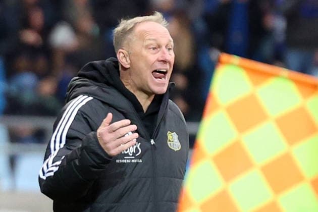 29 11 2025, xrekx, Fußball 3 Liga, 1 FC Saarbruecken Rot Weiss Essen v l Jürgen Juergen Luginger Interimstrainer 1 FC Saarbruecken enttaeuscht, enttäuscht, schaut enttaeuscht, traurig, frustriert, niedergeschlagen, disappointed, sad, frustrated DFL DFB REGULATIONS PROHIBIT ANY USE OF PHOTOGRAPHS AS IMAGE SEQUENCES AND OR QUASI VIDEO Saarbruecken