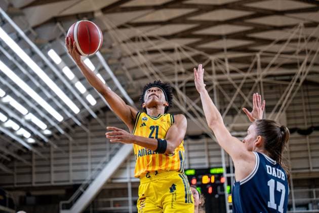 Basketball Berlin 29 11 2025 Season 2025 2026 DBBL 1 Bundesliga Women, Women Alba Berlin Eisvögel USC Freiburg Deeshyra Thomas Alba, No 21 Britta Daub Freiburg, No 17